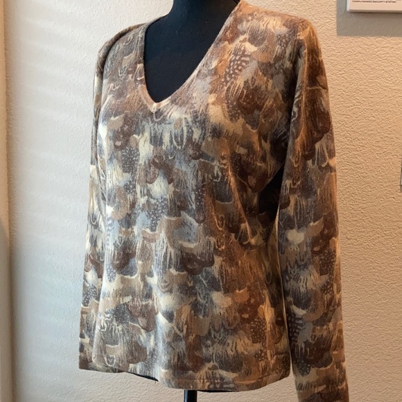 Neiman Marcus Cashmere V Neck Sweater - Picture 7 of 15